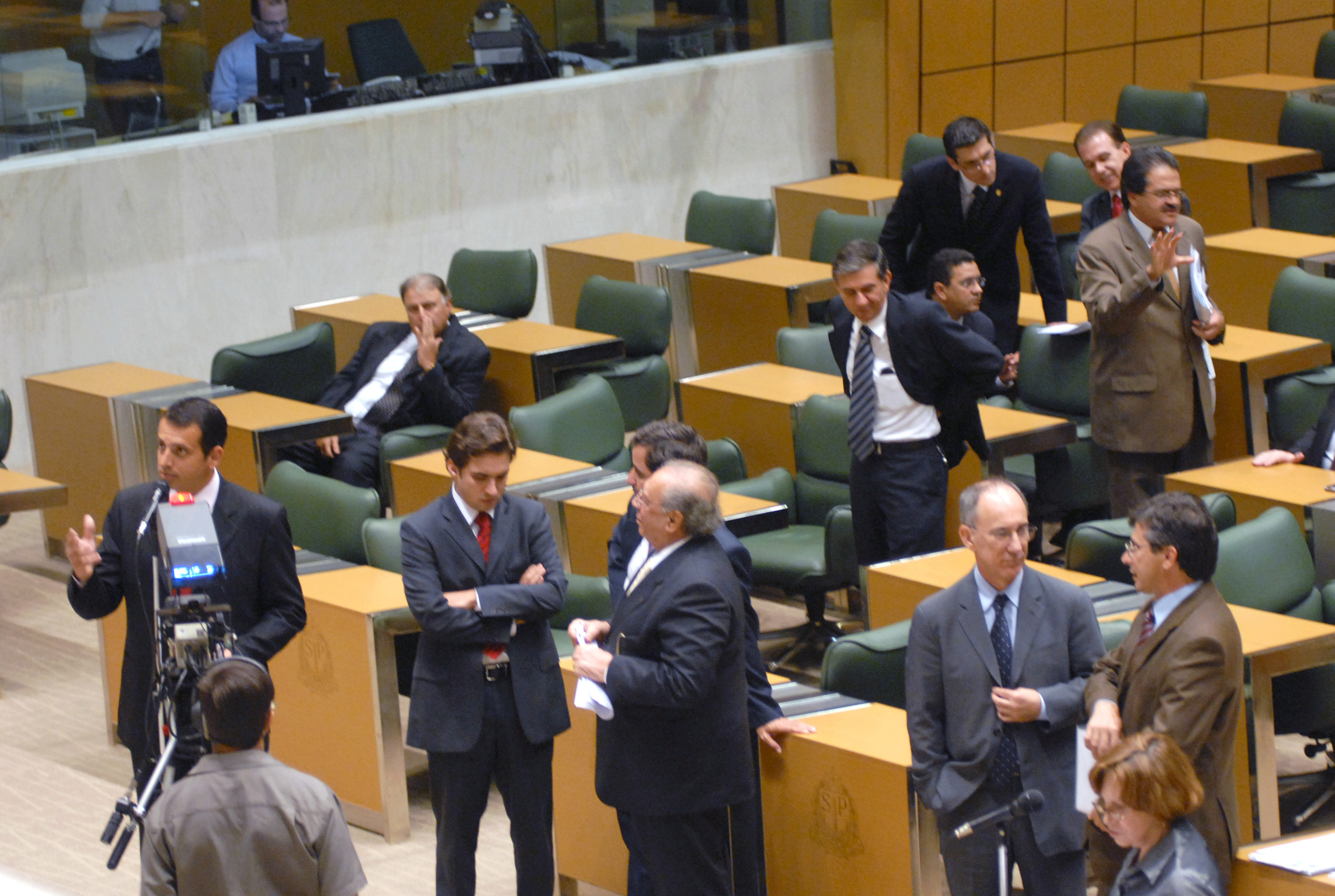 A proposta de alterao do regimento interno tem como objetivo agilizar e valorizar os trabalhos do Legislativo paulista<a style='float:right;color:#ccc' href='https://www3.al.sp.gov.br/repositorio/noticia/03-2008/ENTR REG RUI MMY.jpg' target=_blank><i class='bi bi-zoom-in'></i> Clique para ver a imagem </a>